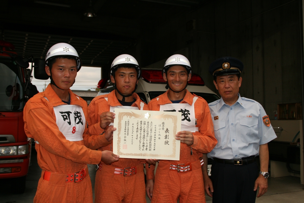 八田消防長（写真右端）と全国大会出場を決めた「ほふく救出」チーム